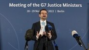 Marco Buschmann (FDP), Bundesjustizminister, gibt zu Beginn des Treffens der G7-Justizministerinnen und -minister im Auswärtigen Amt ein Statement ab. © picture alliance/dpa | Wolfgang Kumm Foto: Wolfgang Kumm