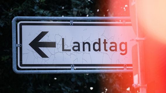 Blick auf ein ein Straßenschild mit dem Schriftzug "Landtag". © Hannes P. Albert/dpa 