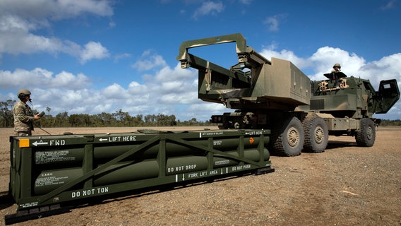 Bild der Verladung eines taktischen Raketensystem der US-Armee. © Sgt. 1st Class Andrew Dickson/U.S. Army via AP/dpa 