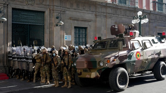 Ein gepanzertes Fahrzeug und Militärpolizei formieren sich vor dem Regierungspalast an der Plaza Murillo in La Paz. © Juan Karita/AP 