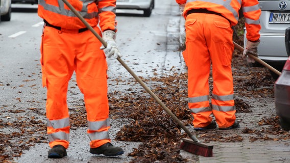 Mitarbeiter der Hamburger Stadtreinigung reinigen Straßen von Laub. © Imago Foto: Nikito