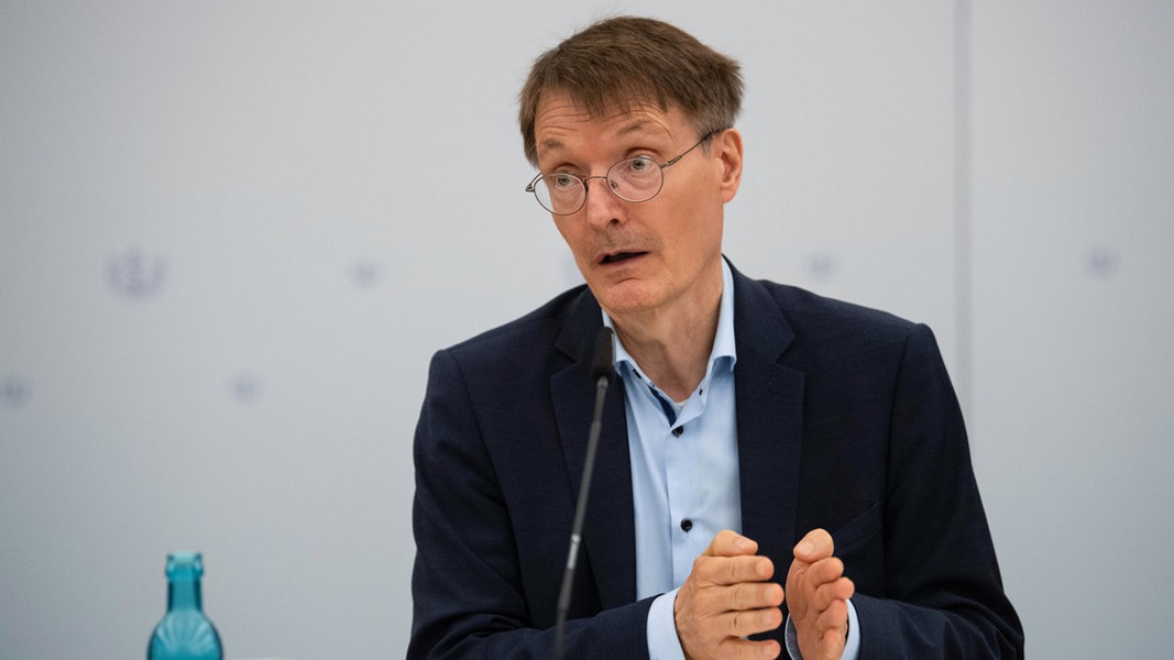 Karl Lauterbach (SPD), Bundesgesundheitsminister spricht bei einer Pressekonferenz zum Thema Affenpocken am Rande des Ärztetages in Bremen. 