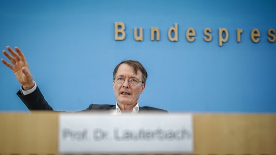 Karl Lauterbach (SPD), Bundesminister für Gesundheit, stellt die Krankenhausreform in der Bundespressekonferenz vor. © Kay Nietfeld/dpa Foto: Kay Nietfeld