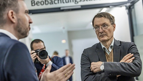 Bundesgesundheitsminister Karl Lauterbach (rechts, SPD) auf Klinikbesuch in Baden-Württemberg. © picture alliance Foto: Arnulf Hettrich