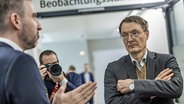 Bundesgesundheitsminister Karl Lauterbach (rechts, SPD) auf Klinikbesuch in Baden-Württemberg. © picture alliance Foto: Arnulf Hettrich