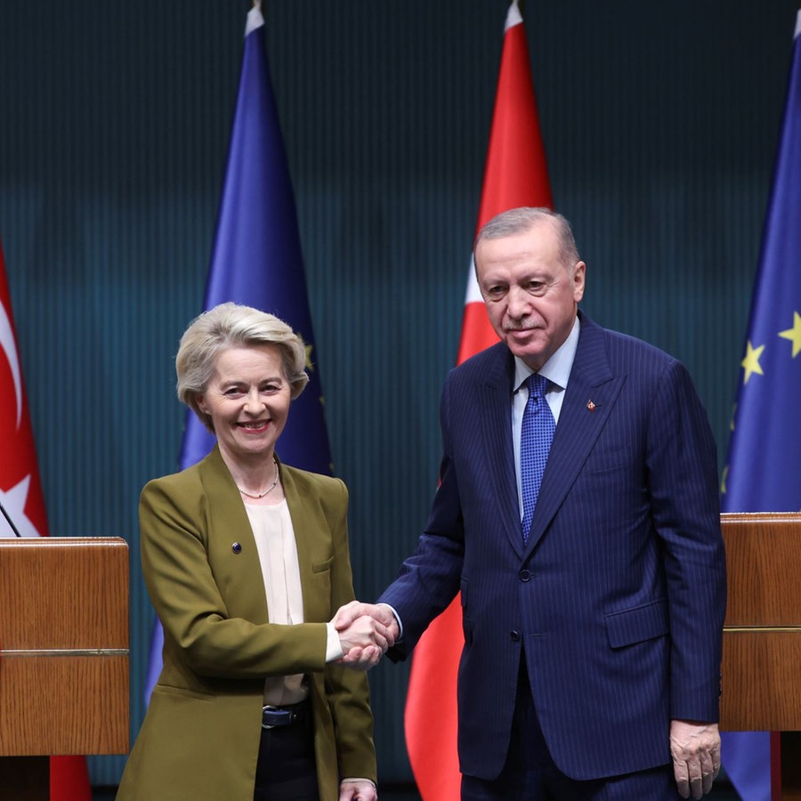 Der türkische Präsident Recep Tayyip Erdogan , schüttelt die Hand der Präsidentin der Europäischen Kommission Ursula von der Leyen am Ende einer gemeinsamen Pressekonferenz nach ihrem Treffen. © picture alliance/dpa/DIA Photo | Yavuz Ozden Foto: Yavuz Ozden