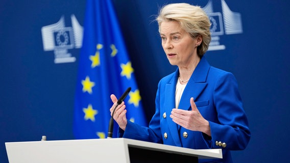 Die Präsidentin der Europäischen Kommission, Ursula von der Leyen, spricht während einer Medienkonferenz zum Verteidigungspaket im EU-Hauptquartier in Brüssel. © Virginia Mayo/AP/dpa 