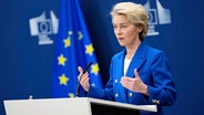 Die Präsidentin der Europäischen Kommission, Ursula von der Leyen, spricht während einer Medienkonferenz zum Verteidigungspaket im EU-Hauptquartier in Brüssel. © Virginia Mayo/AP/dpa 