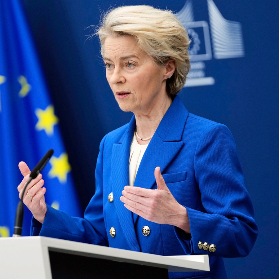 Die Präsidentin der Europäischen Kommission, Ursula von der Leyen, spricht während einer Medienkonferenz zum Verteidigungspaket im EU-Hauptquartier in Brüssel. © Virginia Mayo/AP/dpa 