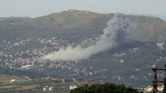 Rauch steigt über der südlibanesischen Stadt Tayr auf, nachdem sie von der israelischen Luftwaffe beschossen wurde. © picture alliance / Anadolu | Ramiz Dallah Foto: Ramiz Dallah