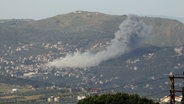 Rauch steigt über der südlibanesischen Stadt Tayr auf, nachdem sie von der israelischen Luftwaffe beschossen wurde. © picture alliance / Anadolu | Ramiz Dallah Foto: Ramiz Dallah