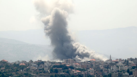 Rauch steigt nach einem israelischen Angriff im Dorf Yaroun im Südlibanon auf. © picture alliance/dpa/XinHua | Taher Abu Hamdan Foto:  Taher Abu Hamdan
