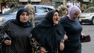 Frauen kommen in das Krankenhaus der Amerikanischen Universität in Beirut, Libanon. © Foto: Marwan Naamani/dpa +++ dpa-Bildfunk +++ Foto: Marwan Naamani/dpa