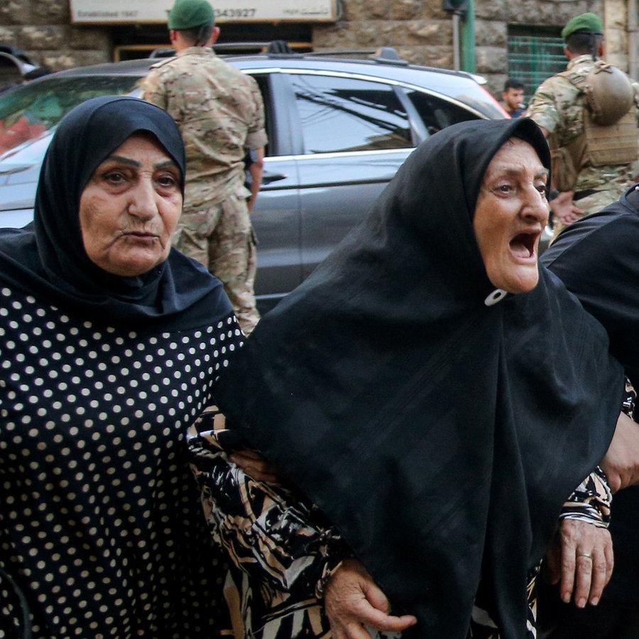 Frauen kommen in das Krankenhaus der Amerikanischen Universität in Beirut, Libanon. © Foto: Marwan Naamani/dpa +++ dpa-Bildfunk +++ Foto: Marwan Naamani/dpa