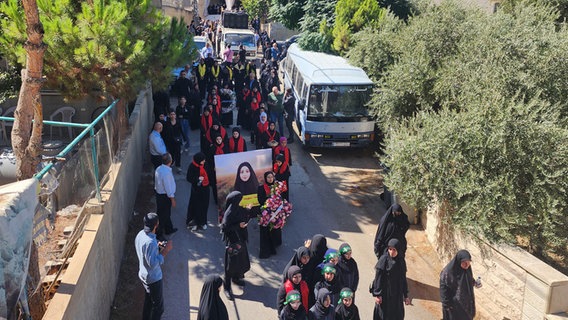 Ein Trauerzug führt durch eine Straße in der Bekaa-Ebene. © picture alliance / Anadolu | Suleiman Amhaz Foto: Suleiman Amhaz