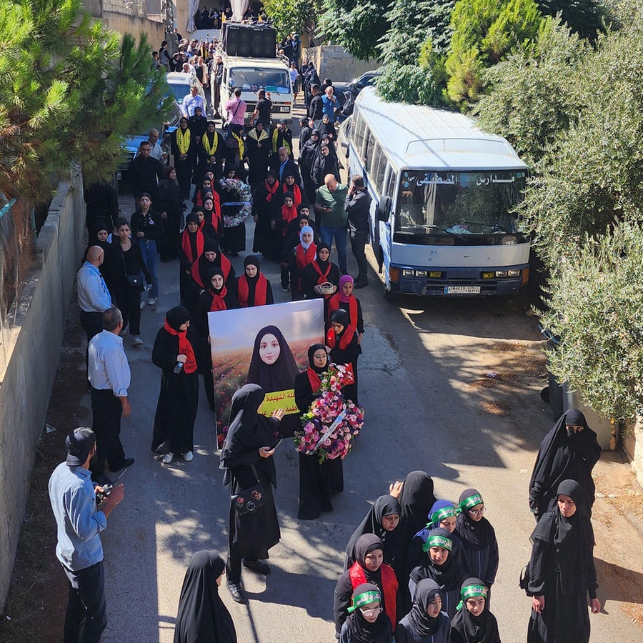 Ein Trauerzug führt durch eine Straße in der Bekaa-Ebene. © picture alliance / Anadolu | Suleiman Amhaz Foto: Suleiman Amhaz