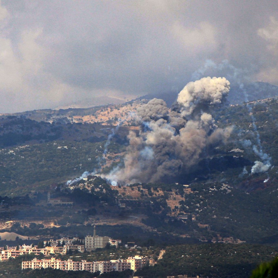 Starker Rauch von israelischen Luftangriffen steigt von einer vermuteten Hisbollah-Stellung im südlibanesischen Dorf Mahmoudieh auf. © picture alliance/dpa Foto: Marwan Naamani