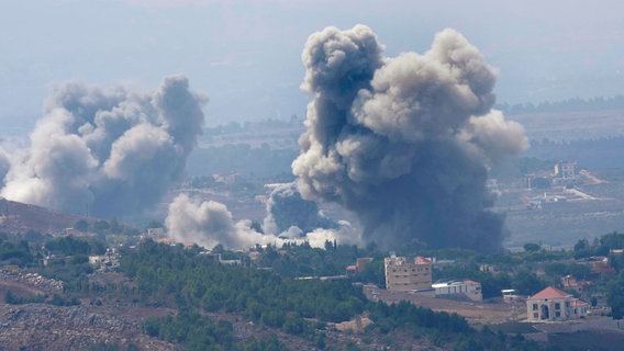 Rauch steigt auf von israelischen Luftangriffen auf Dörfer im Bezirk Nabatiyeh im Libanon. © Hussein Malla/AP 