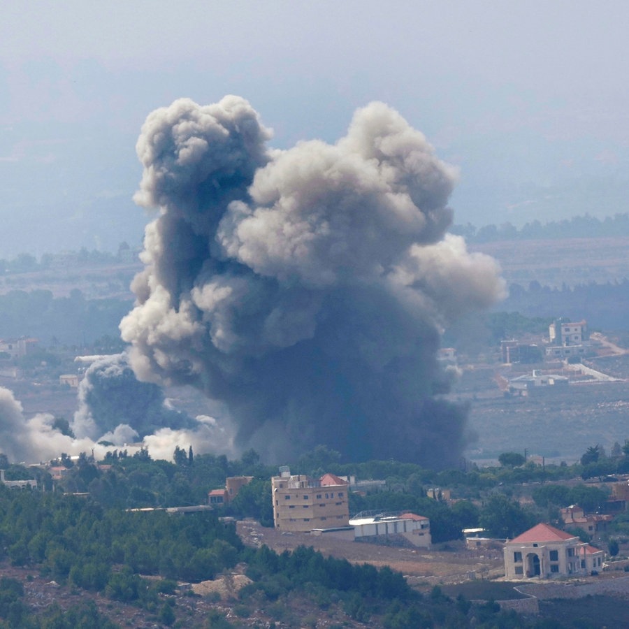 Rauch steigt auf von israelischen Luftangriffen auf Dörfer im Bezirk Nabatiyeh im Libanon. © Hussein Malla/AP 