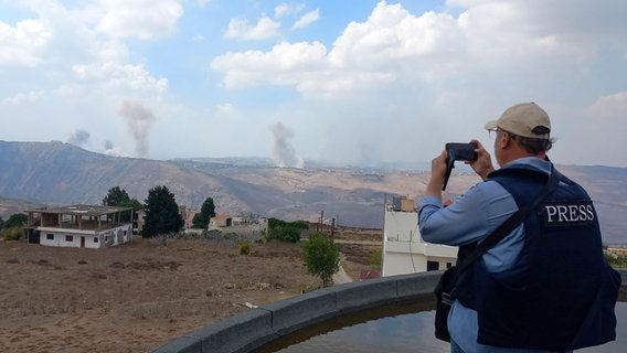 Starker Rauch von israelischen Luftangriffen steigt über der Region um die südlibanesische Stadt Taybeh auf. © picture alliance / Anadolu | Ramiz Dallah Foto: Ramiz Dallah