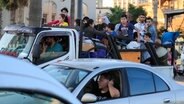 Autos stehen auf der Straße nach Beirut im Stau, während die Menschen vor den israelischen Luftangriffen aus den Dörfern im Süden des Libanon fliehen. © Mohammad Zaatari/AP 