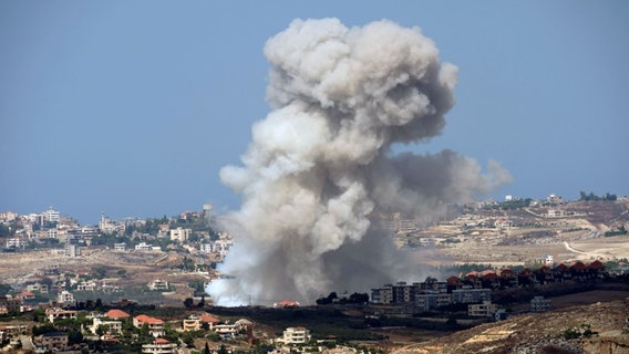 Rauch steigt auf nach israelischem Beschuss auf Dörfer im Bezirk Nabatiyeh. © picture alliance/dpa/AP | Hussein Malla Foto: pictuHussein Malla