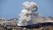 Rauch steigt auf nach israelischem Beschuss auf Dörfer im Bezirk Nabatiyeh. © picture alliance/dpa/AP | Hussein Malla Foto: pictuHussein Malla