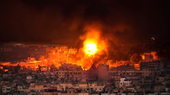 Rauch steigt auf nach israelischen Luftangriffen in den südlichen Vororten von Beirut. © picture alliance/dpa/AP | Hussein Malla Foto: Hussein Malla