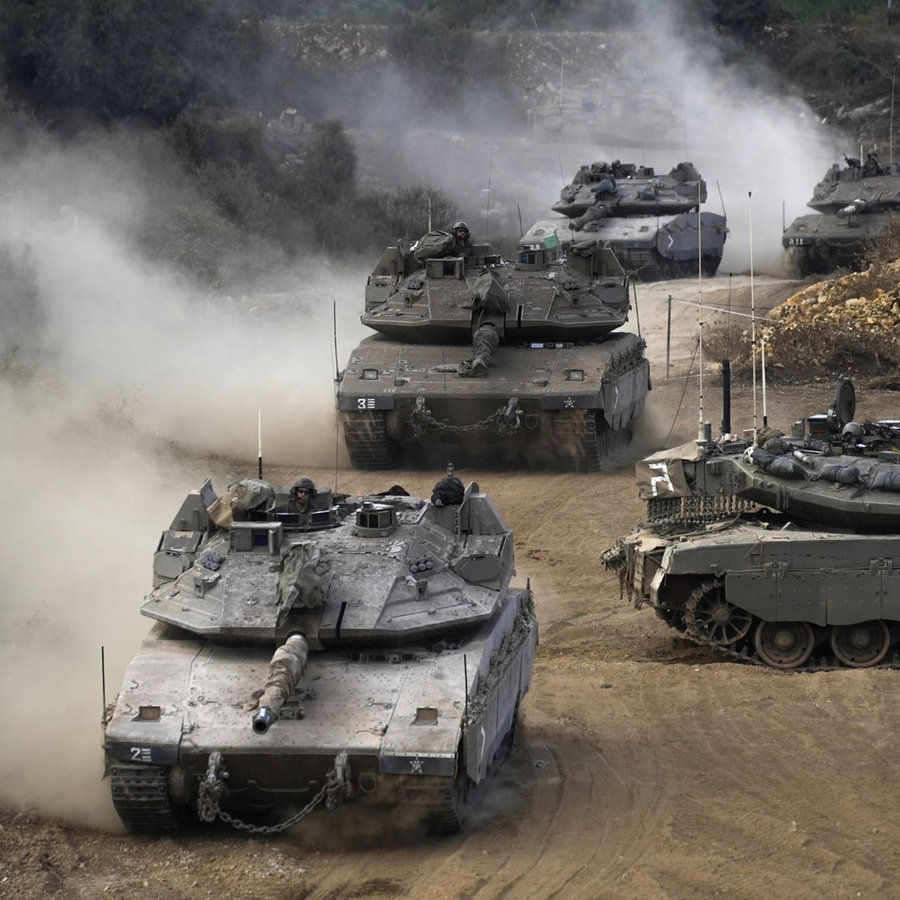 Panzer der israelischen Armee manövrieren in einem Bereitstellungsraum im Norden Israels nahe der israelisch-libanesischen Grenze. © Baz Ratner/AP/dpa Foto: Baz Ratner