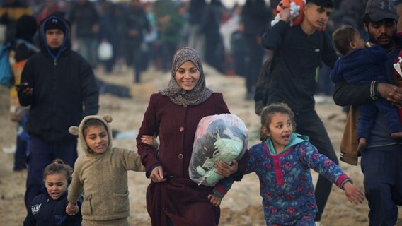 Vertriebene Palästinenser kehren in ihre Häuser im nördlichen Gazastreifen zurück, nachdem Israel beschlossen hat, Tausenden von ihnen die Rückkehr zu erlauben. © picture alliance/dpa/AP | Abdel Kareem Hana Foto: Abdel Kareem Hana