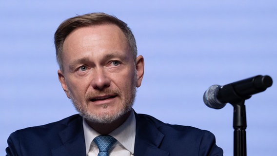 Bundesfinanzminister Christian Lindner spricht während einer Pressekonferenz. © Soeren Stache/dpa 