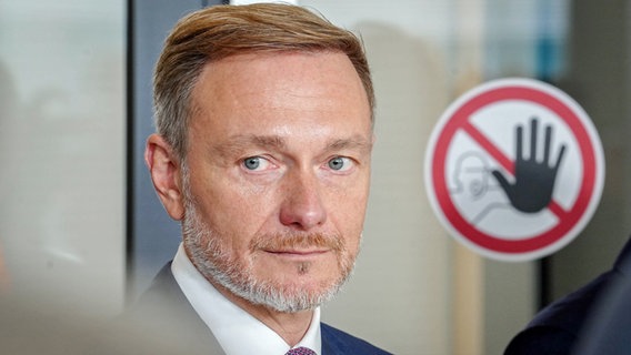 Christian Lindner (FDP), Bundesminister der Finanzen und FDP-Parteivorsitzender, steht im Reichstagsgebäude auf der Fraktionsebene des Bundestags. © Kay Nietfeld/dpa 