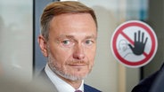 Christian Lindner (FDP), Bundesminister der Finanzen und FDP-Parteivorsitzender, steht im Reichstagsgebäude auf der Fraktionsebene des Bundestags. © Kay Nietfeld/dpa 