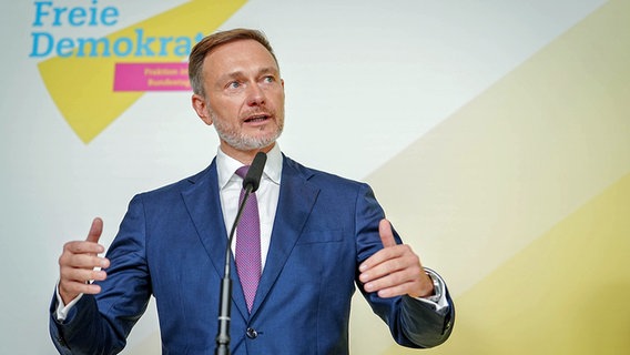 Bundesfinanzminister Christian Lindner (FDP) bei einem Pressestatement auf einem Podium. © dpa bildfunk Foto: Kay Nietfeld