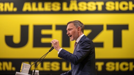 FDP-Chef Christian Lindner spricht auf einem Sonderparteitag der Liberalen in Potsdam © Michael Kappeler/dpa Foto: Michael Kappeler