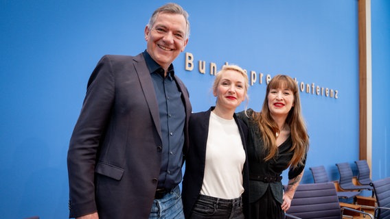 Jan van Aken, Spitzenkandidat und Parteivorsitzender Die Linke; Heidi Reichinnek, Spitzenkandidatin Die Linke und Ines Schwerdtner, Parteivorsitzende Die Link bei der Bundespressekonferenz © IMAGO Foto: Political-Moments