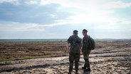 Bundeswehrsoldaten schauen sich die gerodete Fläche bei Rudninkai in dem Areal, wo die deutsche Brigade in Litauen stationiert werden soll. © picture alliance/dpa | Kay Nietfeld Foto: Kay Nietfeld