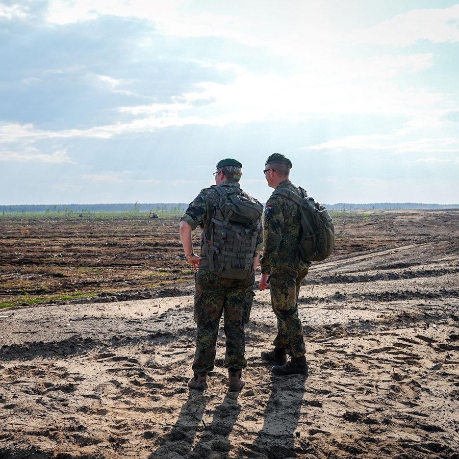 Bundeswehrsoldaten schauen sich die gerodete Fläche bei Rudninkai in dem Areal, wo die deutsche Brigade in Litauen stationiert werden soll. © picture alliance/dpa | Kay Nietfeld Foto: Kay Nietfeld