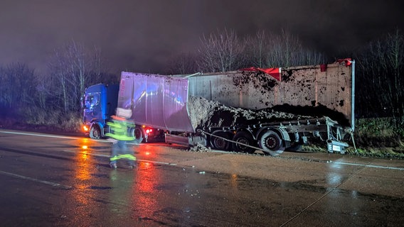 Kaputter Lkw nach Unfall auf A1 bei Stapelfeld © HamburgNews Nachrichtenfotografie Foto: Christoph Seemann