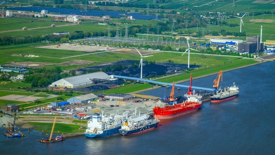 LNG Erdgas und Flüssiggas-Terminal mit Entladekai und Hafenanlagen am Ufer des Flußverlaufes der Elbe in Brunsbüttel © picture alliance / ZB/euroluftbild.de Foto: Martin Elsen