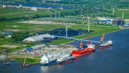 LNG Erdgas und Flüssiggas-Terminal mit Entladekai und Hafenanlagen am Ufer des Flußverlaufes der Elbe in Brunsbüttel © picture alliance / ZB/euroluftbild.de Foto: Martin Elsen