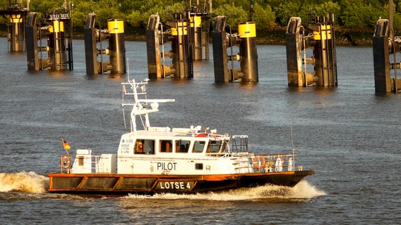 Lotsenboot in der Elbmündung stationiertes Lotsenstationsschiff. Eigner des Schiffes ist die Bundesanstalt für Wasserbau, bereedert wird es vom Lotsbetriebsverein e. V. Außenstelle Cuxhaven. Eingesetzt wird das Schiff von der Lotsenbrüderschaft Elbe. © picture alliance 