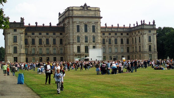Der Schlosspark beim Kleinen Fest im Großen Park in Ludwigslust im Jahr 2006. © NDR Foto: Holger Schröder