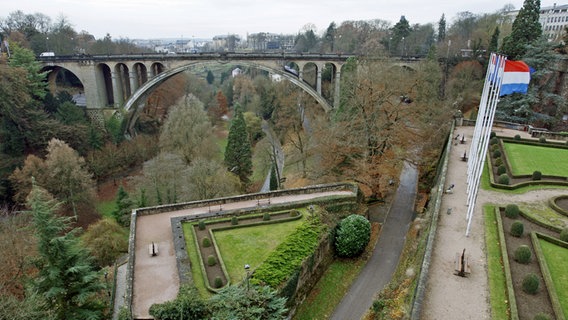 Blick vom Place de la Constitution im Stadtteil Grund auf die Adolphe-Brücke in der Stadt Luxemburg © dpa Foto: Ronald Wittek