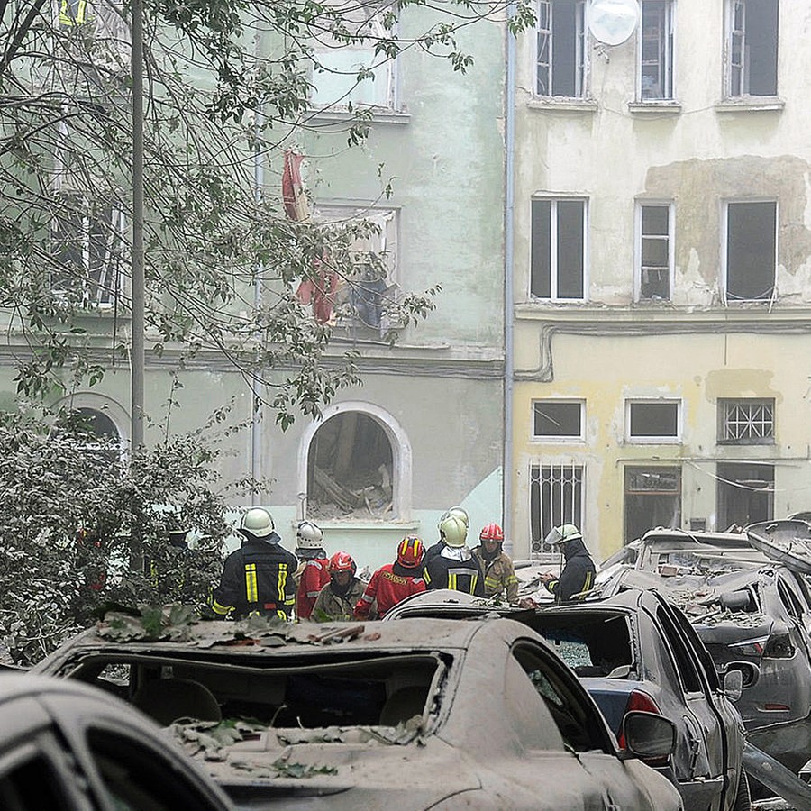 Zerstörte Häuser und Autos in der ukrainischen Stadt Lwiw © Mykola Tys/AP Foto: Mykola Tys/AP