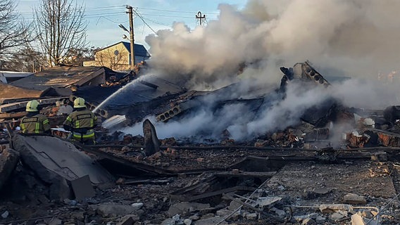 Im ukrainischen Lwiw arbeiten Rettungskräfte nach dem Einschlag einer Rakete daran, einen Brand zu löschen © Uncredited/Ukrainian Emergency Service via AP/dpa Foto: Uncredited/Ukrainian Emergency Service via AP/dpa