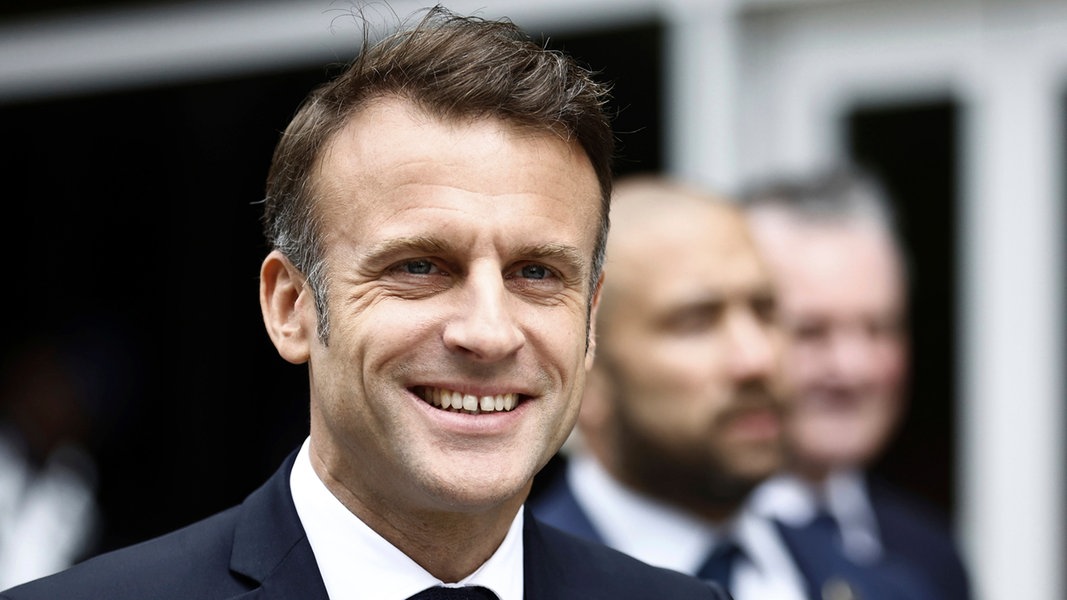 Der französische Präsident Emmanuel Macron kommt zur zweiten Runde der Parlamentswahlen.