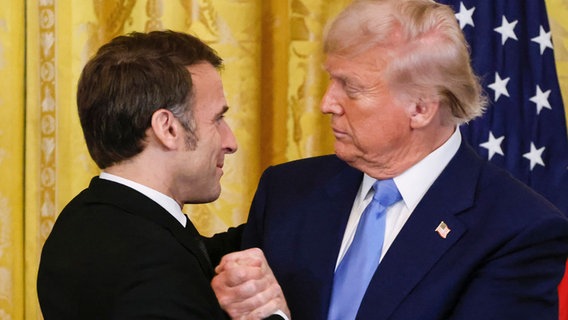 US-Präsident Donald Trump (r) und Frankreichs Präsident Emmanuel Macron schütteln sich nach einer gemeinsamen Pressekonferenz im East Room des Weißen Hauses die Hände. © POOL AFP/AP/dpa Foto: Ludovic Marin