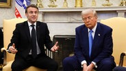 Frankreichs Präsident Emmanuel Macron spricht, während Präsident Donald Trump bei einem Treffen im Oval Office des Weißen Hauses zuhört. © picture alliance / ASSOCIATED PRESS | Ludovic Marin Foto: Ludovic Marin