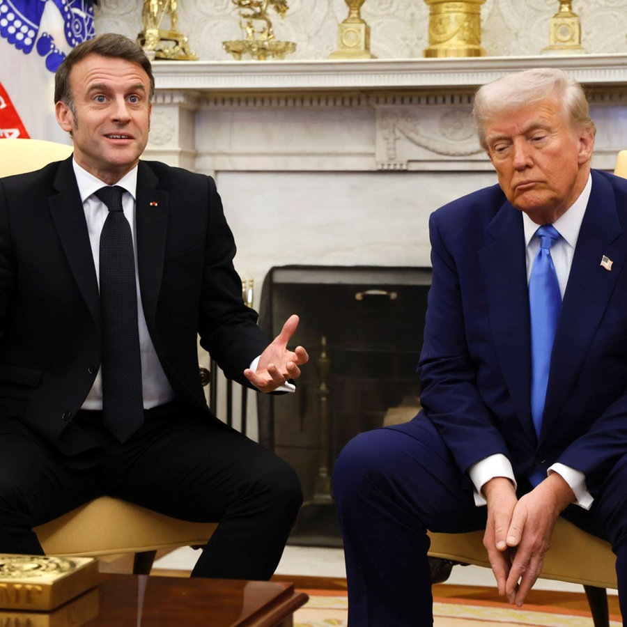 Frankreichs Präsident Emmanuel Macron spricht, während Präsident Donald Trump bei einem Treffen im Oval Office des Weißen Hauses zuhört. © picture alliance / ASSOCIATED PRESS | Ludovic Marin Foto: Ludovic Marin